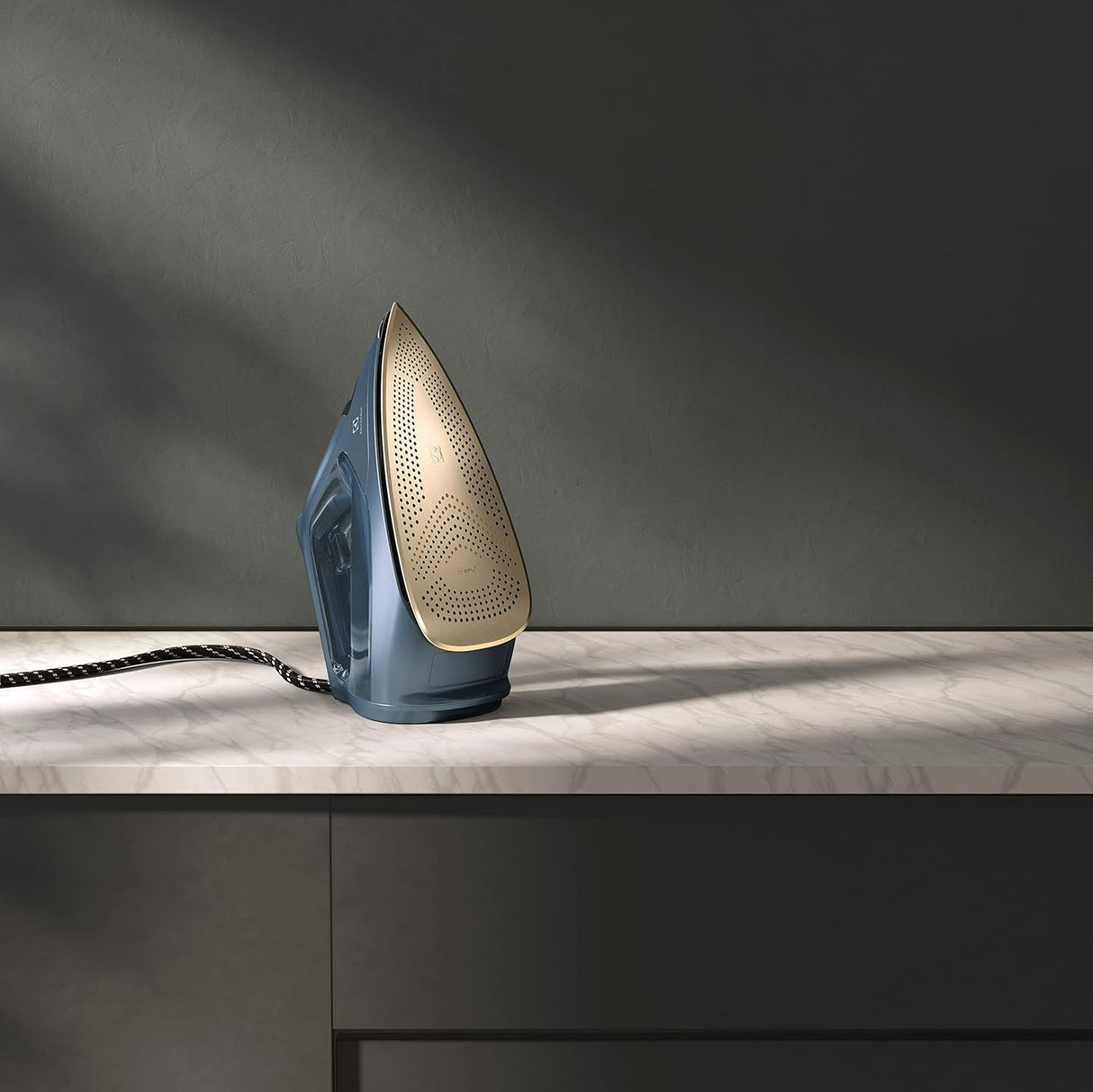 ELECTROLUX 2500W Renew 800 Steam Iron E8SI1-82BM