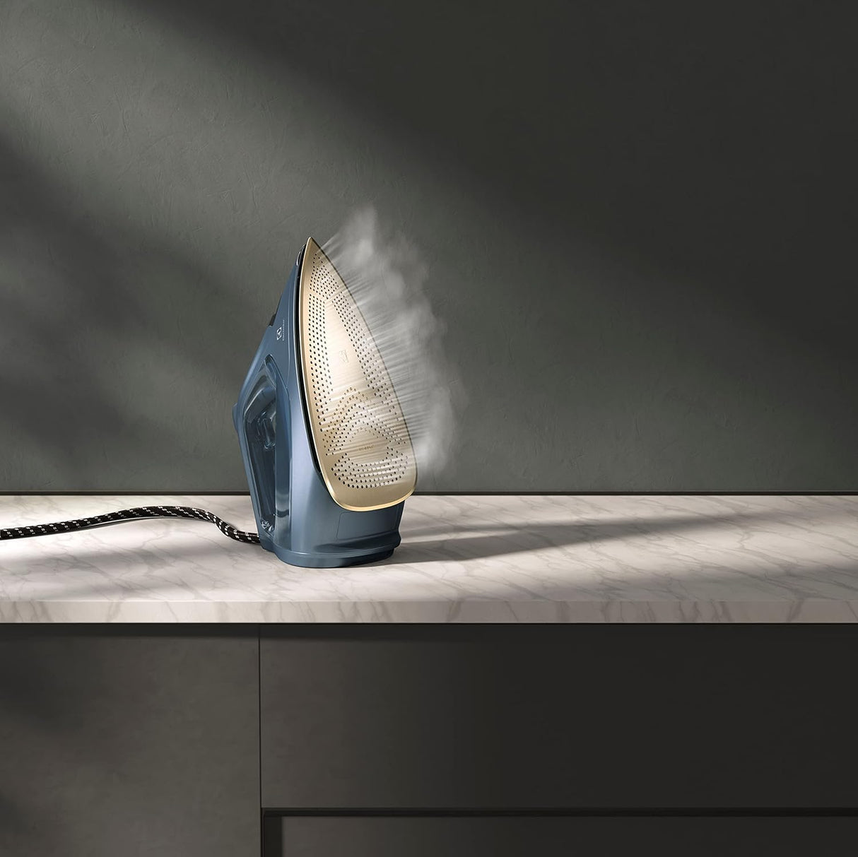 ELECTROLUX 2500W Renew 800 Steam Iron E8SI1-82BM